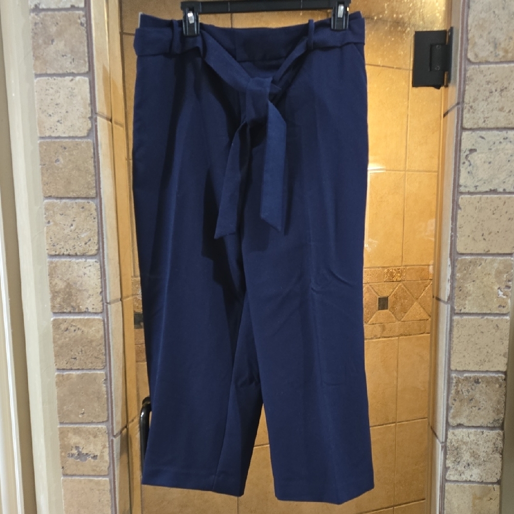 Ava & Viv Blue Cropped Pants. Baked With Pockets